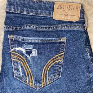 Hollister: distressed/ripped skinny jeans